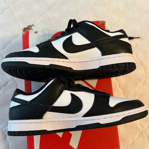 Women’s Nike Dunk Low Black & White Pandas, size 8.5 - Picture 6 of 16
